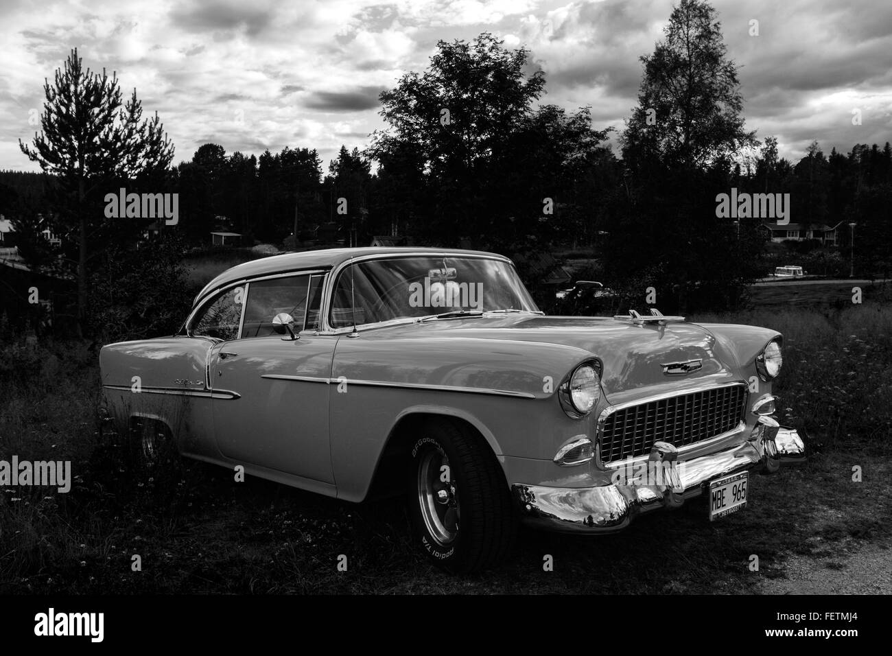 JUNGFRUKUSTEN, SVEZIA IL 18 LUGLIO 2012. Vista di un giallo Chevrolet Bel Air in HDR. La sera Nuvoloso in background. Editoriale. Foto Stock