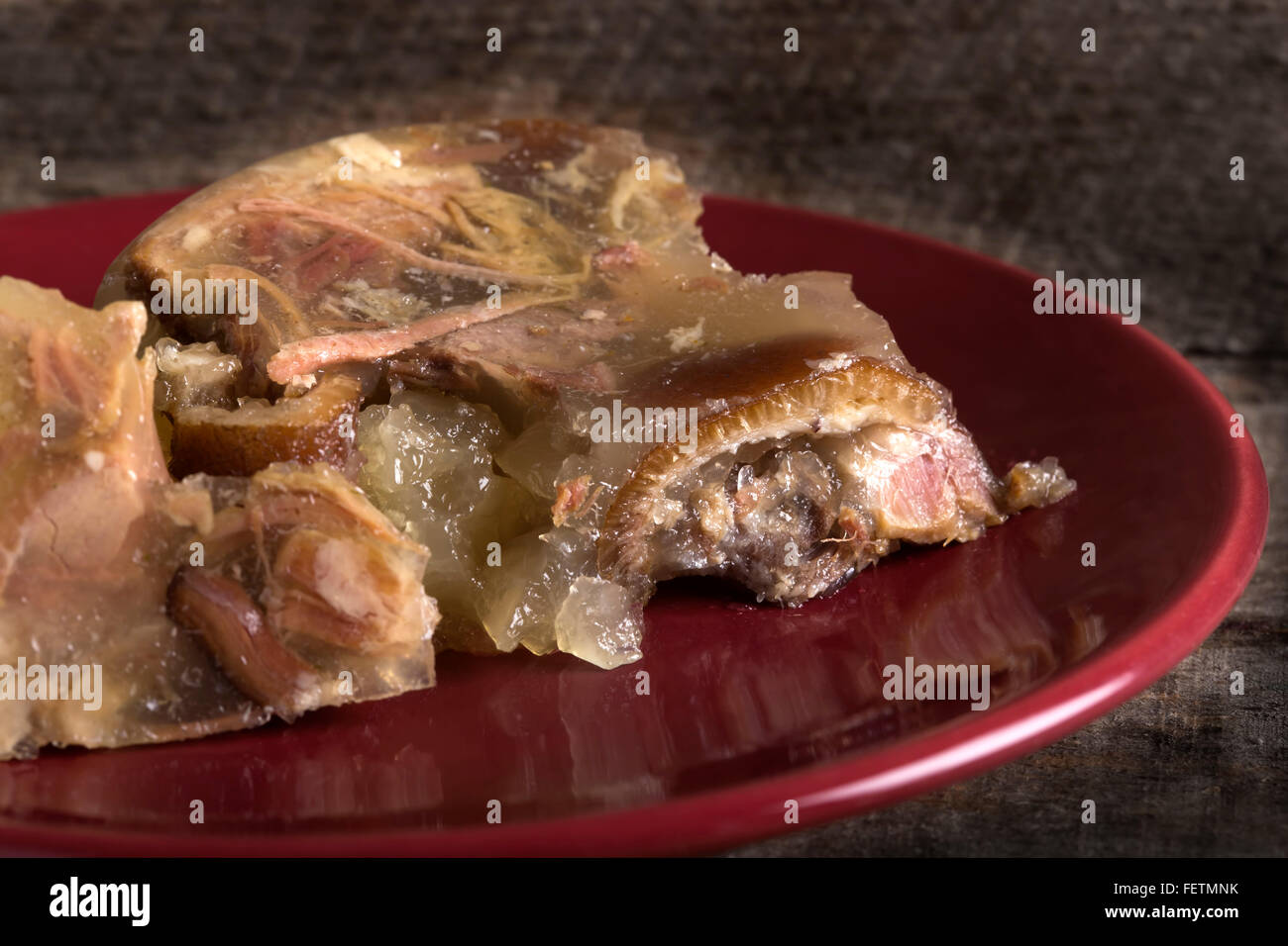 Close up di maiale in gelatina aspic - sulla targhetta rossa Foto Stock