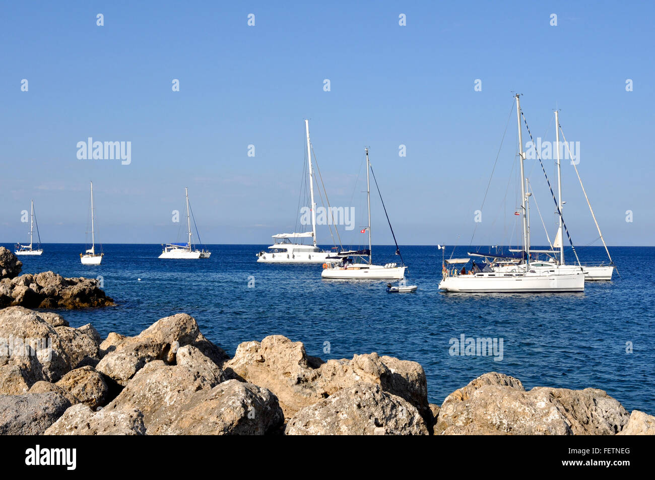 Barche a vela in mare con il cielo limpido Foto Stock