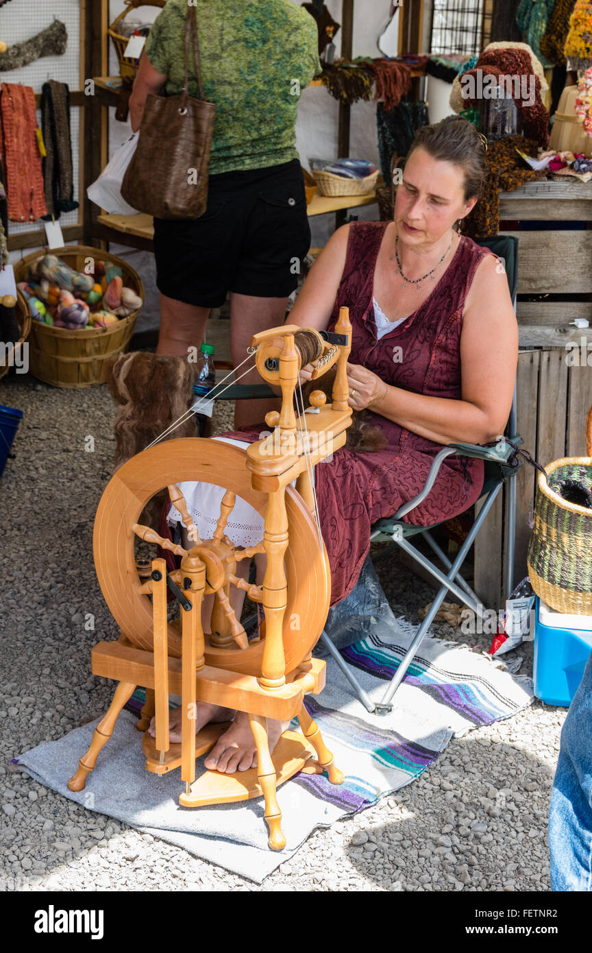 Donna che utilizza una rotella di filatura presso la sorella del quilt Show. Sorelle Oregon Foto Stock