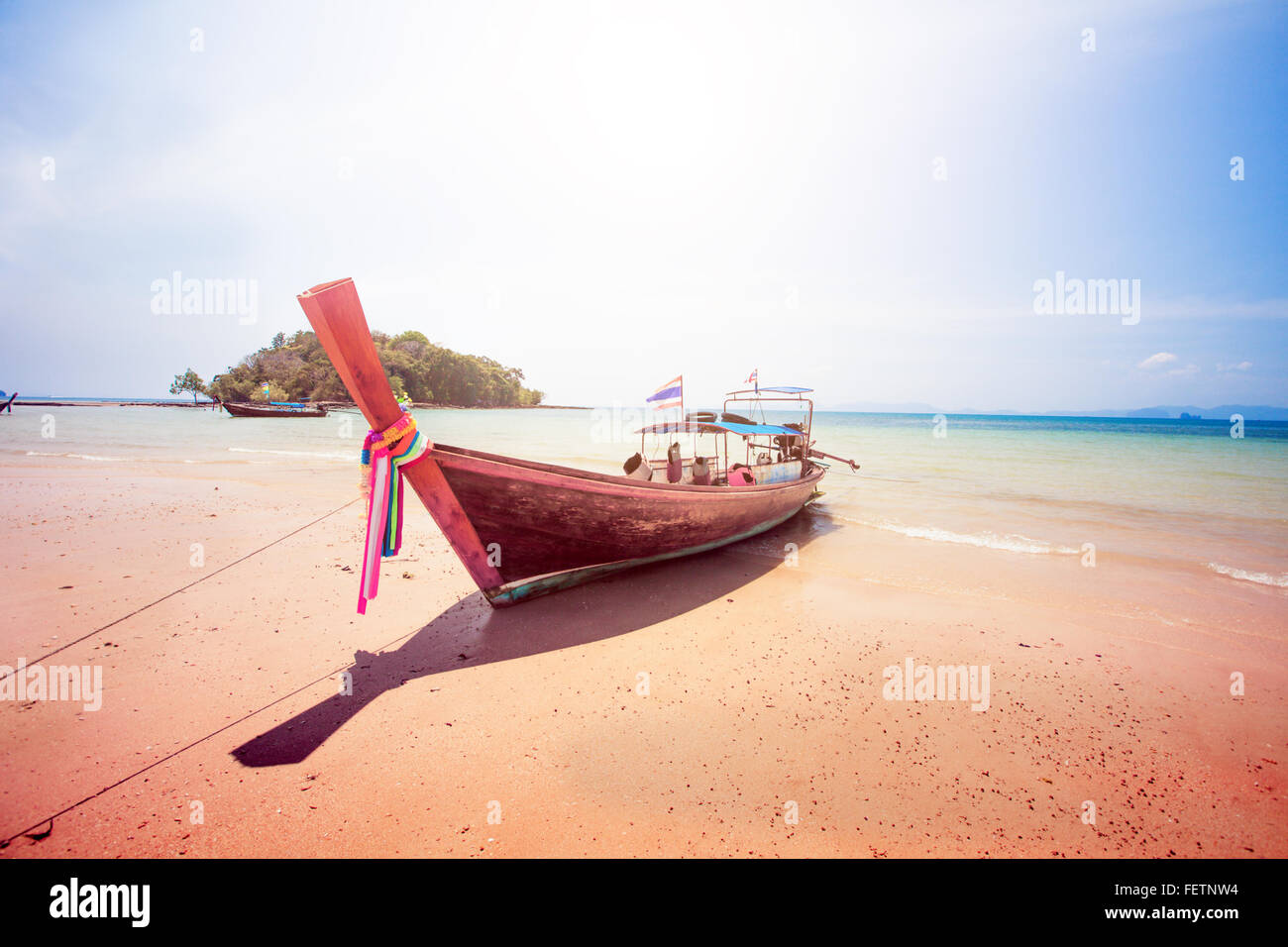 Longtail boat e bella spiaggia Foto Stock