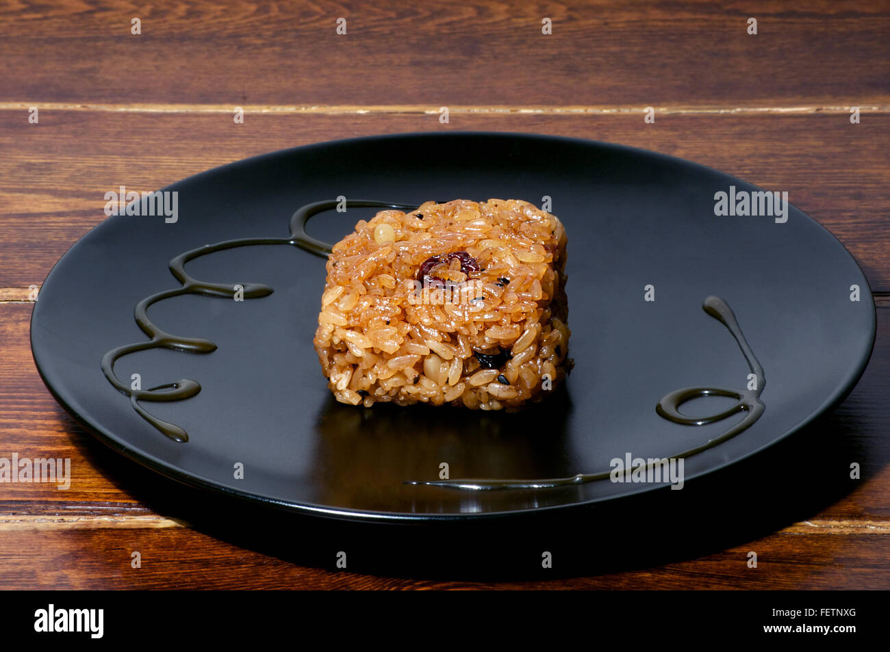 Il coreano riso dolce trattare oltre la piastra nera sul tavolo Foto Stock