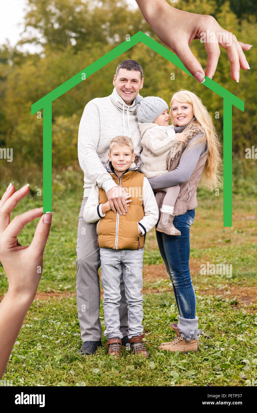 Grossa mano dare le chiavi al giovane famiglia Foto Stock