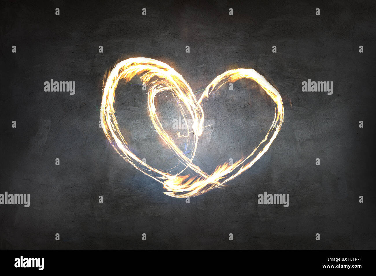 Il simbolo del cuore di creato dalla luce di fuoco Foto Stock
