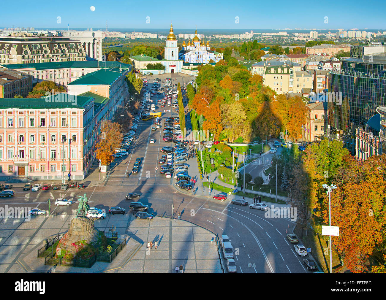 Vista dall'alto di Kiev Città Vecchia con Bohdan Khmelnytsky monumento e la parrocchia di San Michele Golden-Domed Monastero Foto Stock
