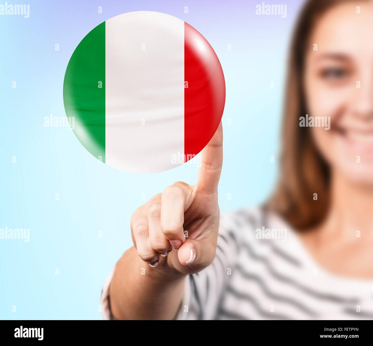 Punto di donna sulla bolla con bandiera italiana Foto Stock