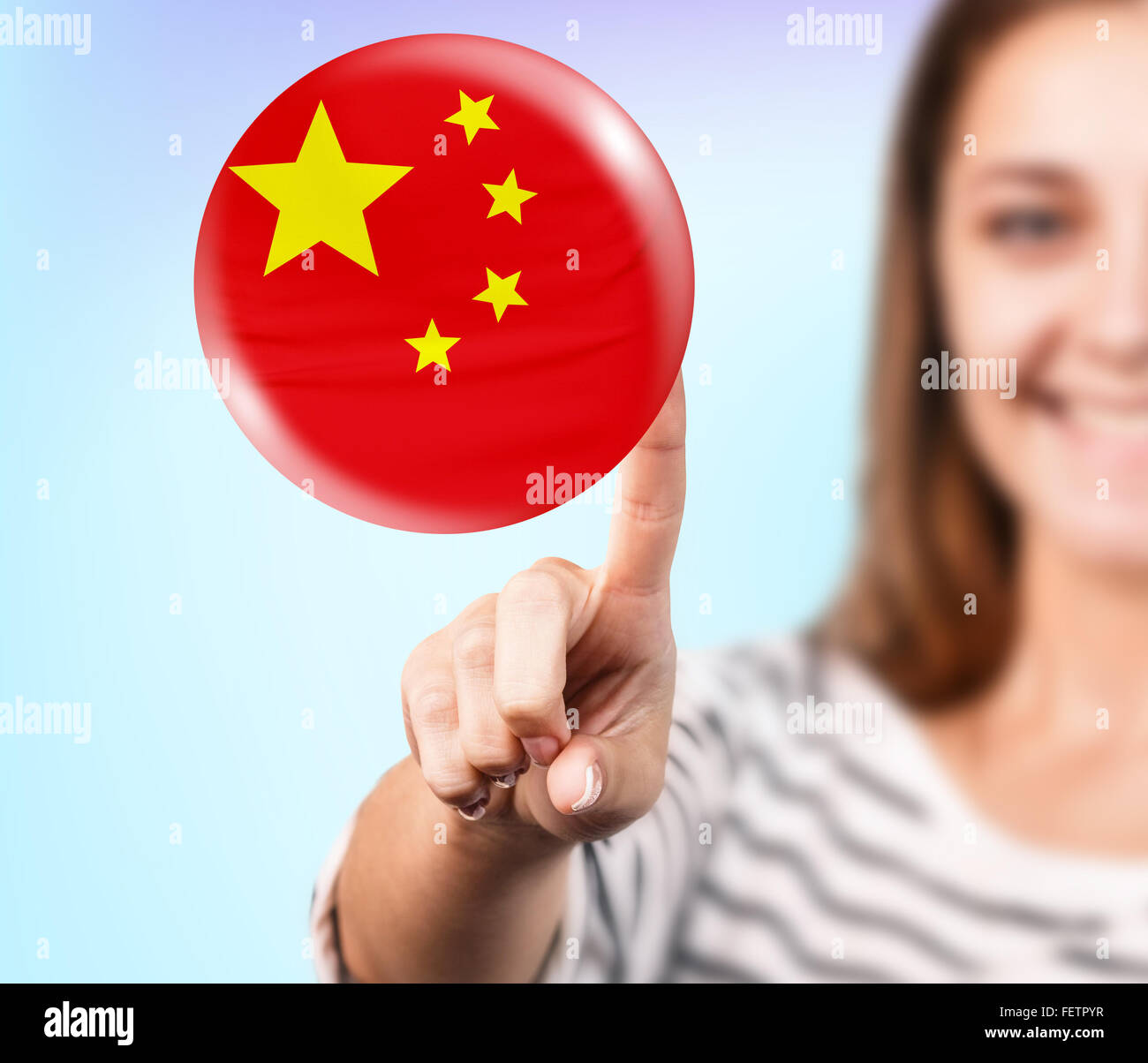 Donna punto sulla bolla con bandiera cinese Foto Stock