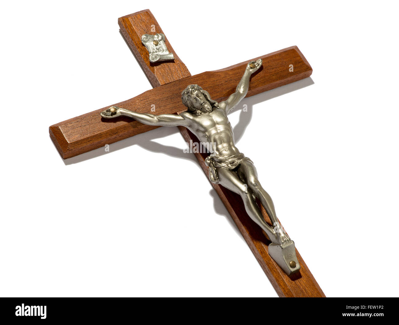 Chiudere in su su una d'argento metallizzato crocifisso la figura di Cristo su una semplice croce di legno Foto Stock