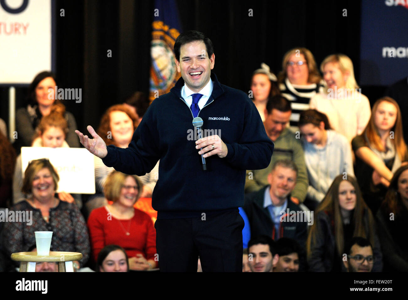 Bedford, New Hampshire. 7 febbraio, 2016. Candidato presidenziale repubblicano Sen. Marco Rubio (R-FL) tiene un municipio incontro in McKelvie Scuola Intermedia caff Febbraio 7, 2016 in Bedford, New Hampshire. Centinaia di persone sono venute a caso per vedere Rubio appena due giorni prima di elettori si recheranno alle urne per il "Primo nella nazione' primaria presidenziale. © dpa/Alamy Live News Foto Stock