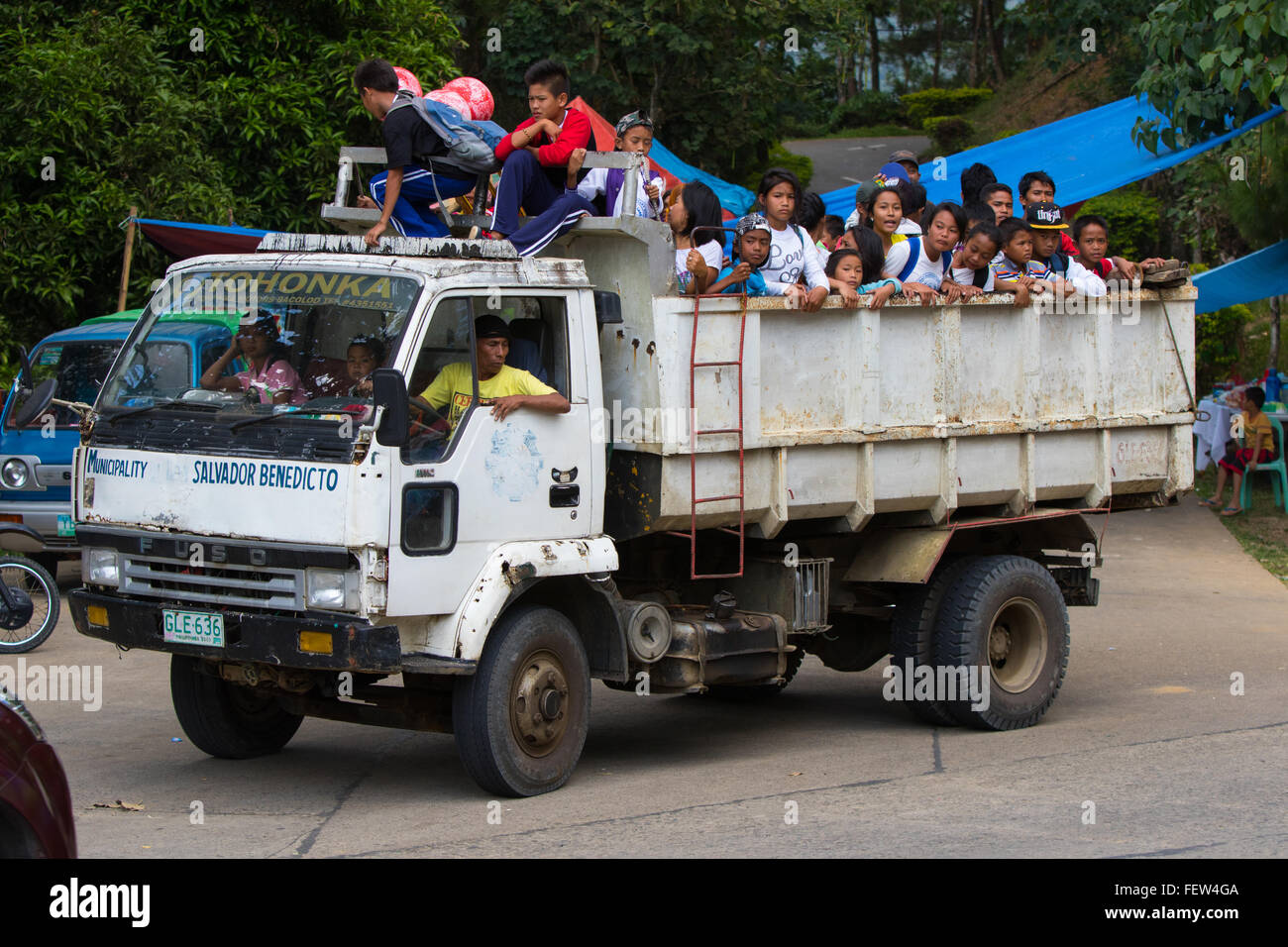 Gruppo di bambini filippini che viaggiano nel retro delle grandi scoperte carrello. Foto Stock