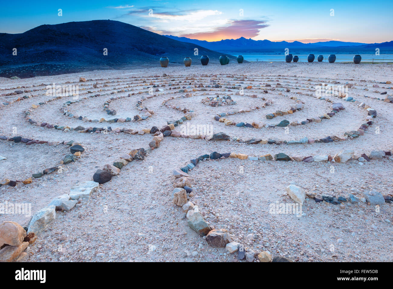 La Yaga labirinto, che si affaccia sulla piccola città deserto di Tecopa, California Foto Stock