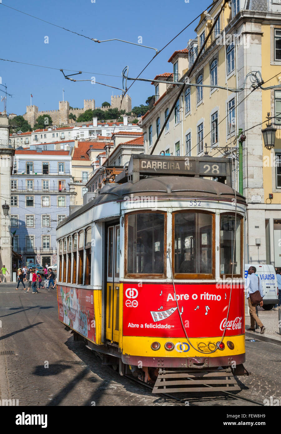 Il Portogallo, Lisbona, Rossio, tram elettrico a Praça de Figueira Foto Stock