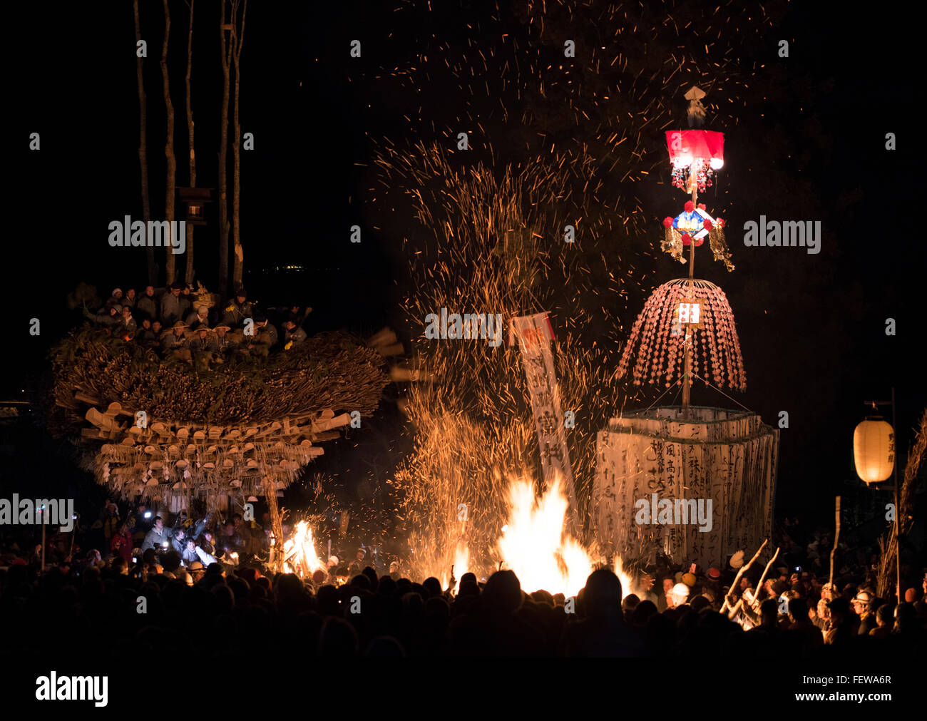 Dosojin Fire Fesitval, tenutasi il 15 gennaio di ogni anno in Nozawa Onsen, Prefettura di Nagano, Giappone. Foto Stock