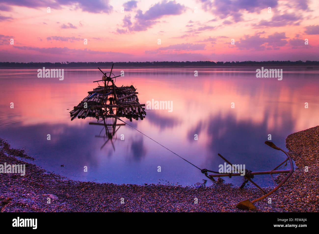 Tramonto sul Mekong presso un villaggio di pescatori che si trova nella periferia di Kratie, Cambogia Foto Stock