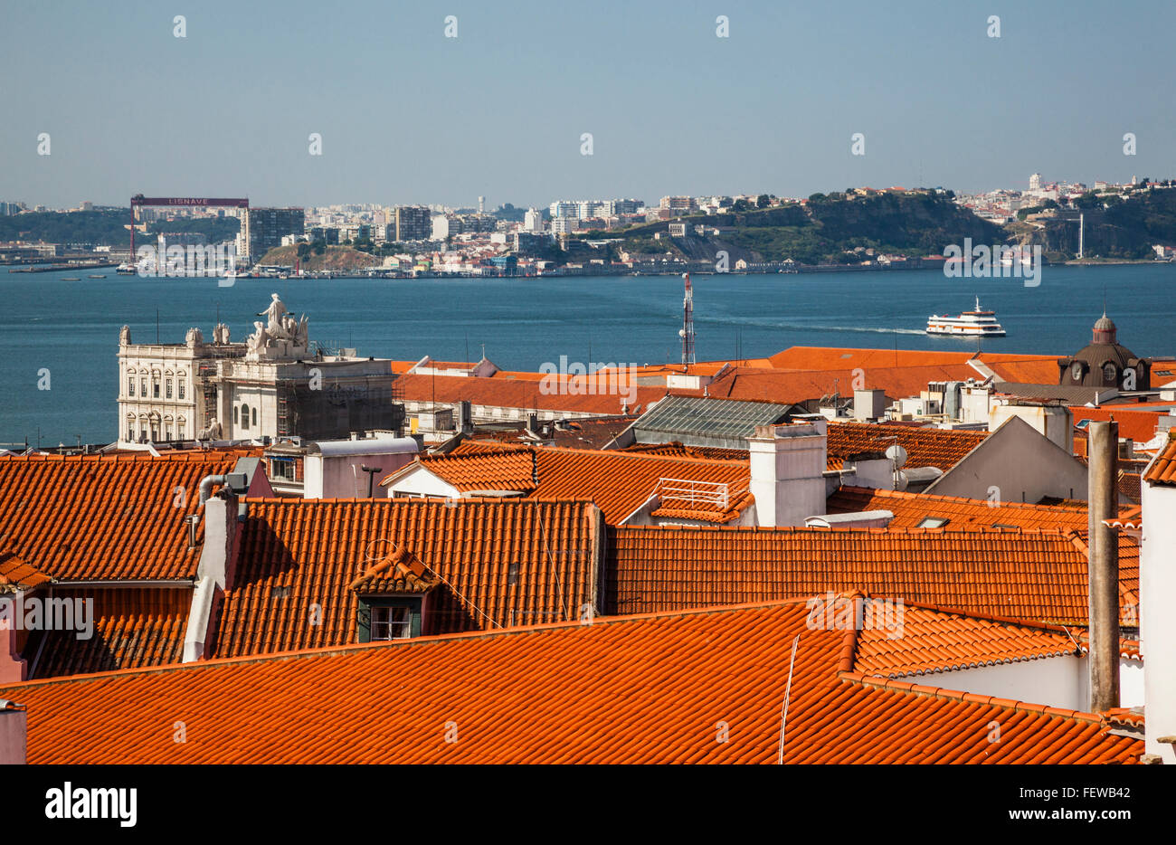 Il Portogallo, Lisbona, vista sopra il tetto di Lisbona con l Arco Triunfal a piazza del Commercio e il prossimo traghetto sul Tago Foto Stock