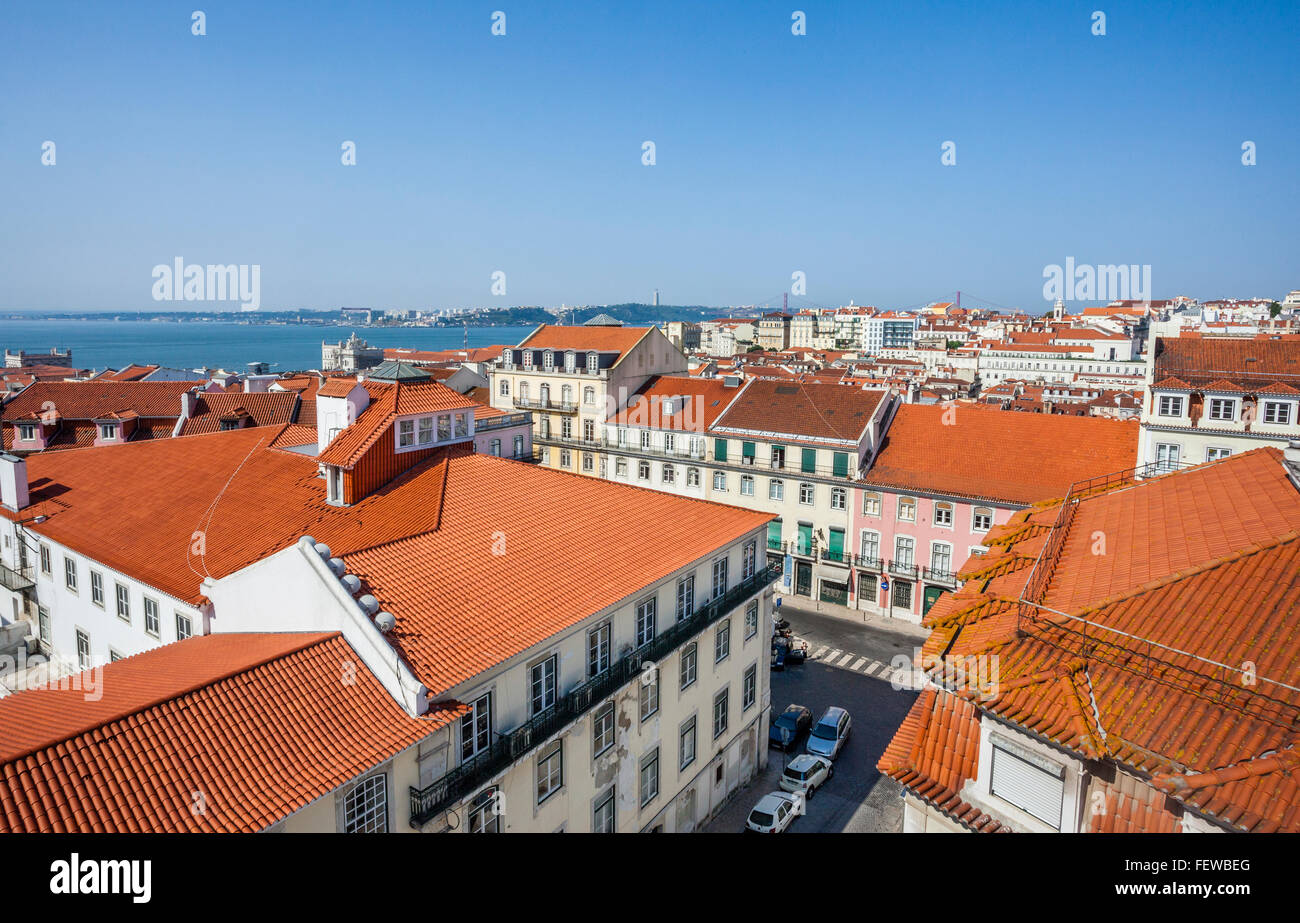 Il Portogallo, Lisbona, vista sopra il tetto del centro di Lisbona dalle pendici del Castelo de Sao Jorge Foto Stock