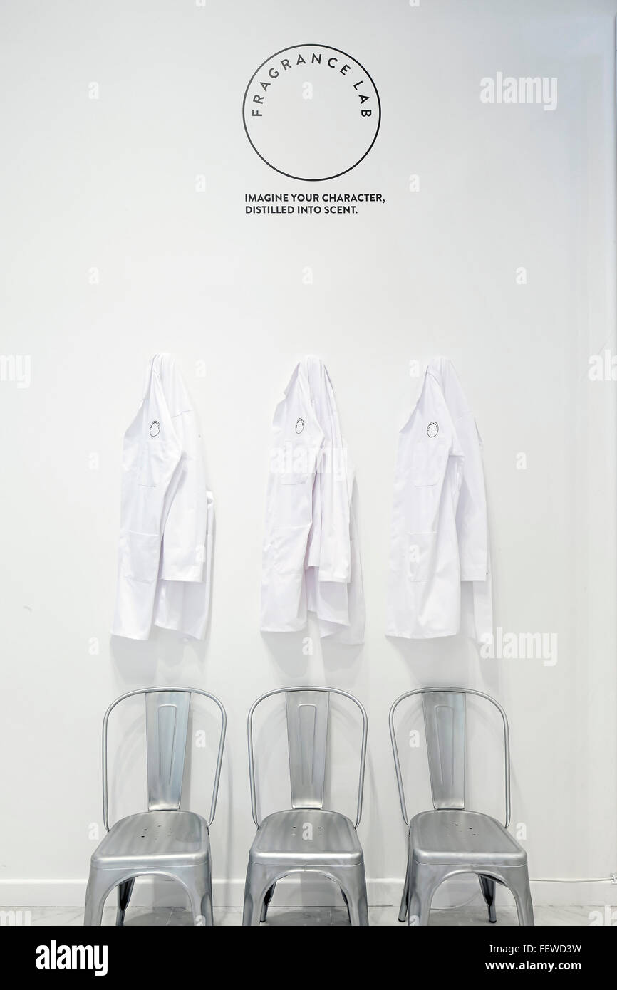 Ancora in vita con sedie e cappotti in bianco. Laboratorio di fragranza Selfridges, Londra, Regno Unito. Architetto: Campagna, 2014. Foto Stock