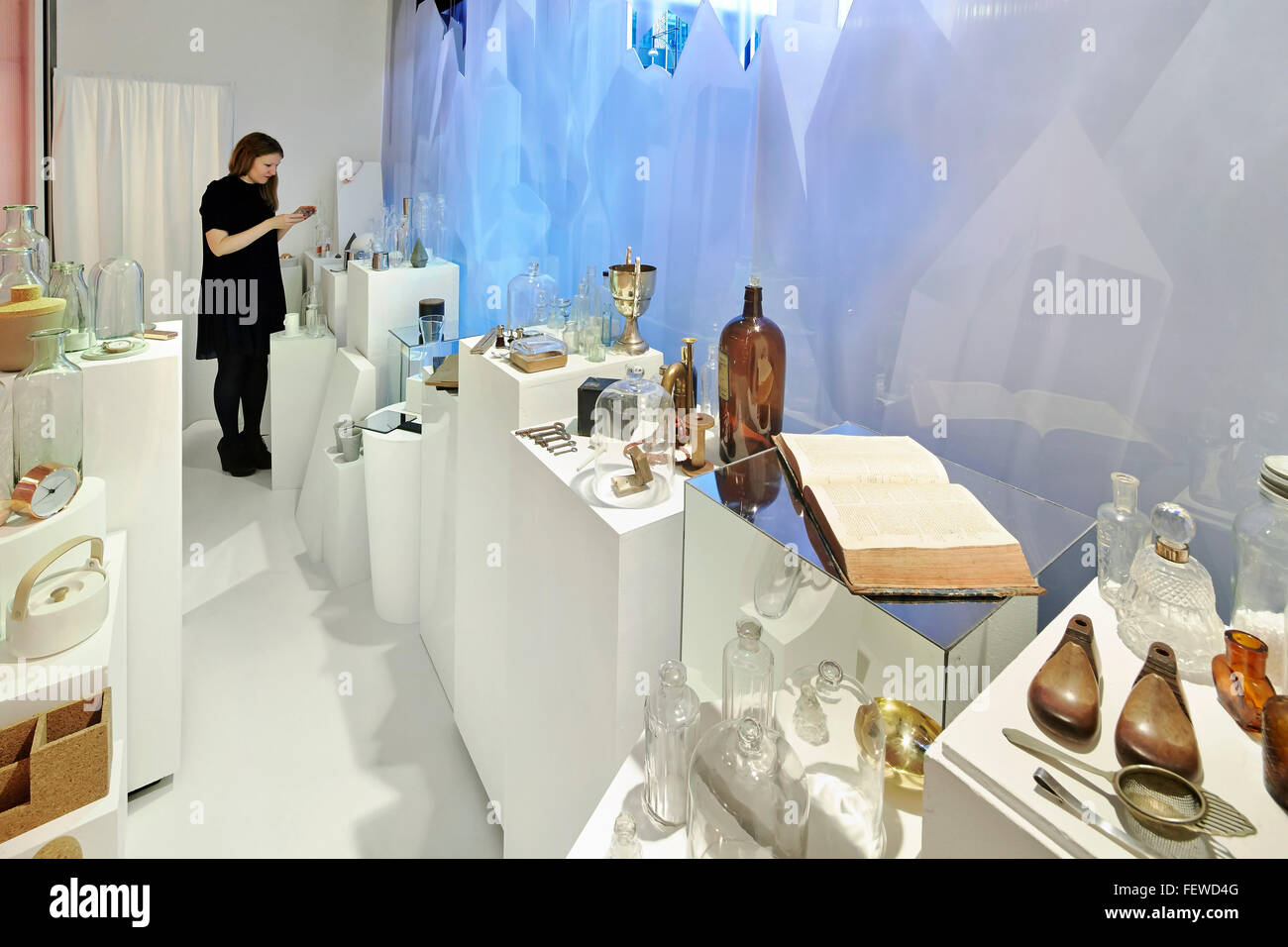 Visualizzazione della distilleria di fragranza dispositivi. Laboratorio di fragranza Selfridges, Londra, Regno Unito. Architetto: Campagna, 2014. Foto Stock