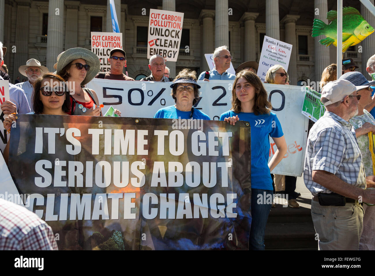 Melbourne, Australia. Il 9 febbraio, 2016. Anti CSG manifestanti raccogliere fuori casa del parlamento a Melbourne per rally contro Carbone Gas Seam mining il 9 febbraio - coincidente con l'apertura del Parlamento. Credito: David Hewison/Alamy Live News Foto Stock