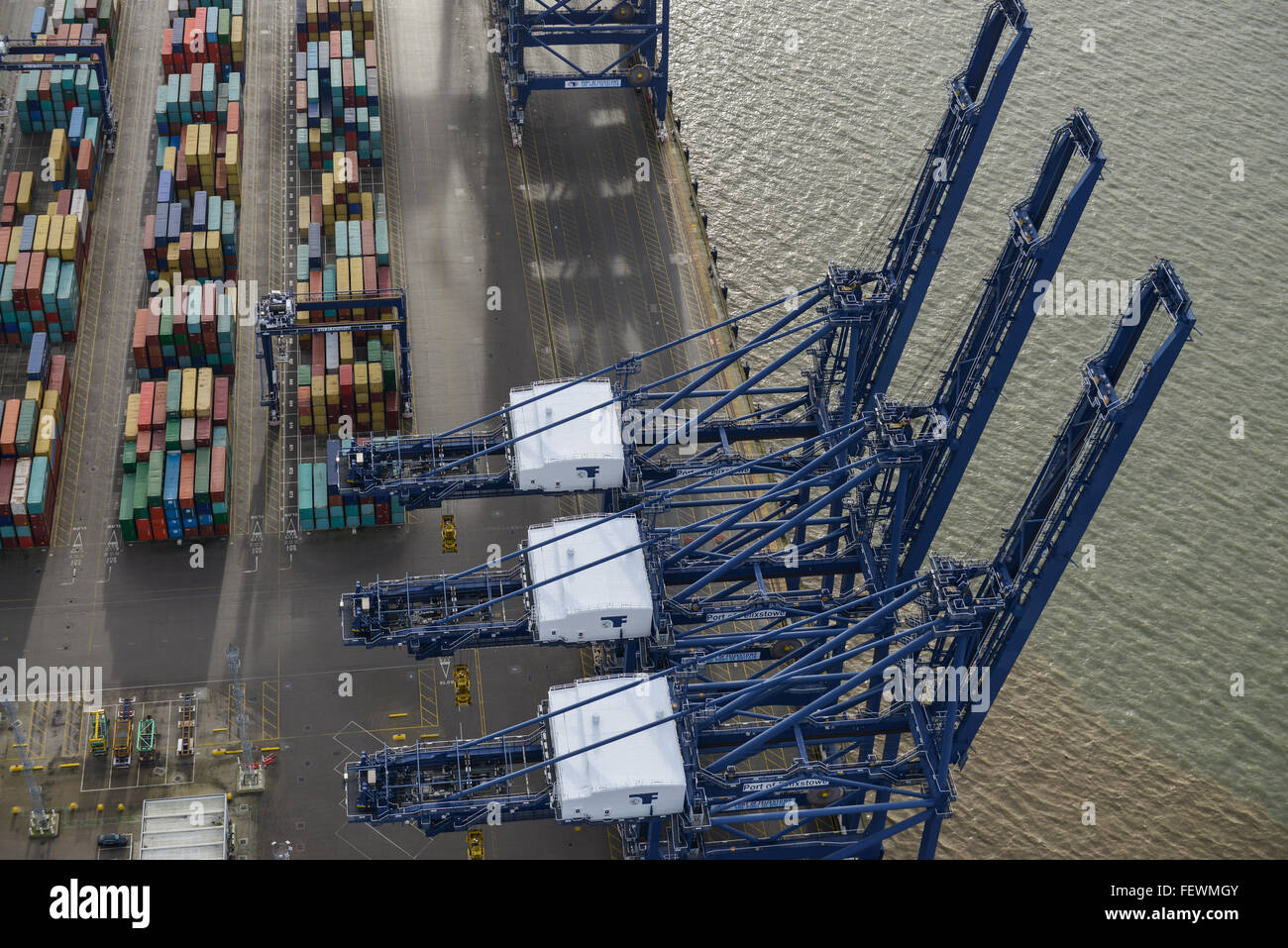 Una drammatica vista aerea della gru portuali al porto di Felixstowe Foto Stock