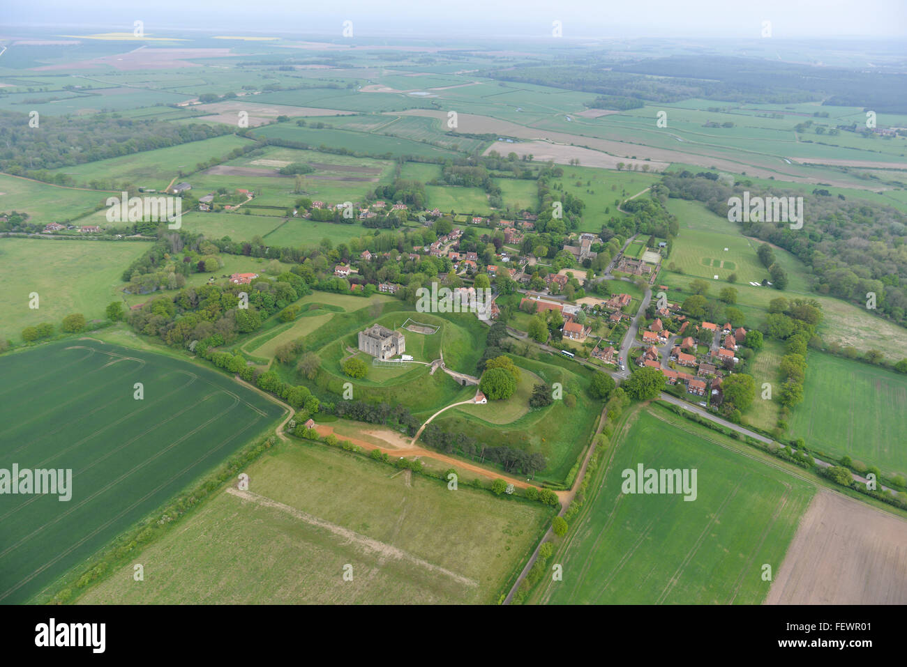 Una veduta aerea di Castle Rising in Norfolk Foto Stock
