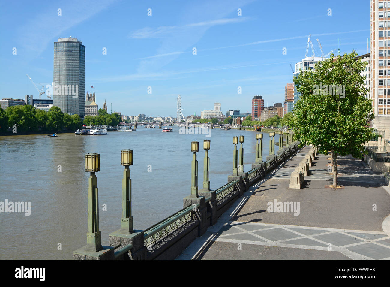 Vista verso la città lungo il fiume Tamigi e il South Bank da Vauxhall Bridge. Londra. Inghilterra Foto Stock