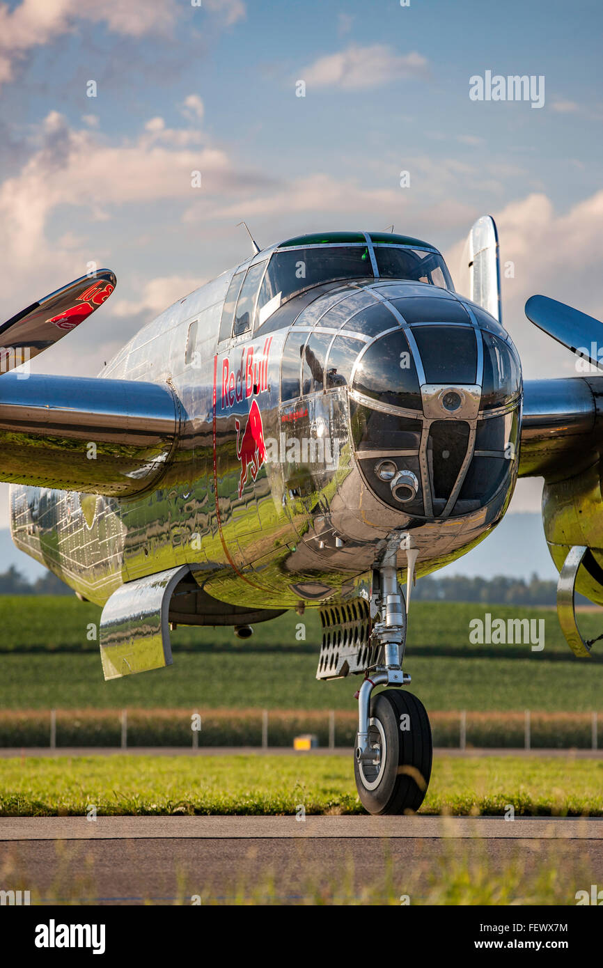 La North American Aviation B-25 bombardiere Mitchell (registrazione N6123C) azionati da Red Bull "Flying Tori". Foto Stock