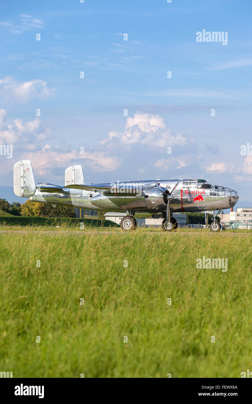 La North American Aviation B-25 bombardiere Mitchell (registrazione N6123C) azionati da Red Bull "Flying Tori". Foto Stock