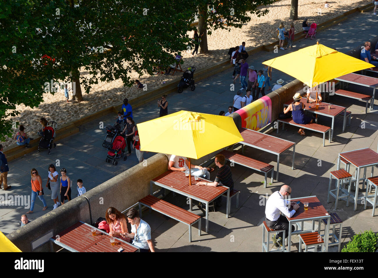 Per coloro che godono di un sole estivo sulla riva sud del fiume Tamigi a Festival Hall a Londra, Inghilterra Foto Stock