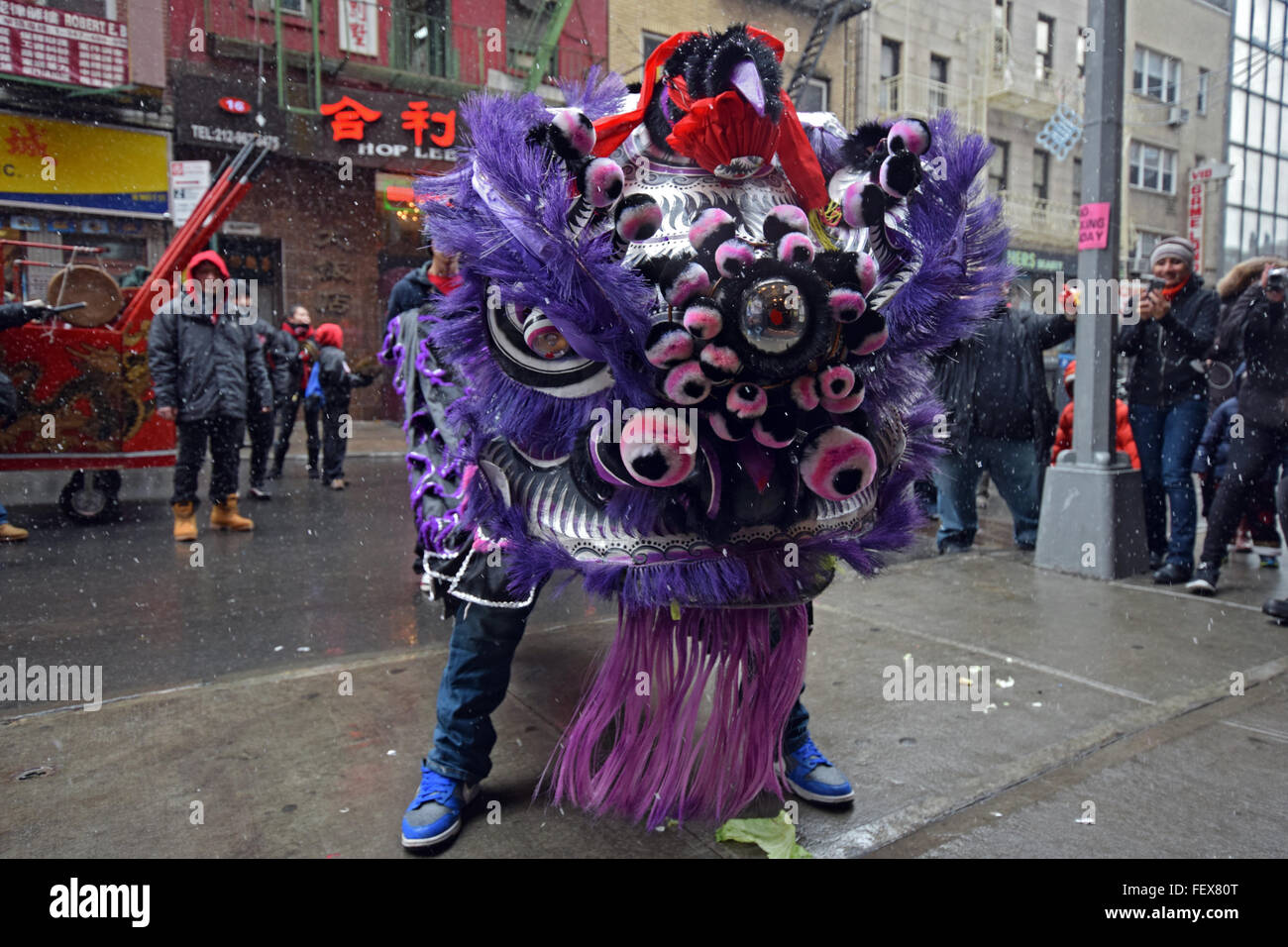 Un dragon dance al di fuori di un ristorante sulla Mott Street a Chinatown di New York il nuovo anno lunare 2016. Foto Stock