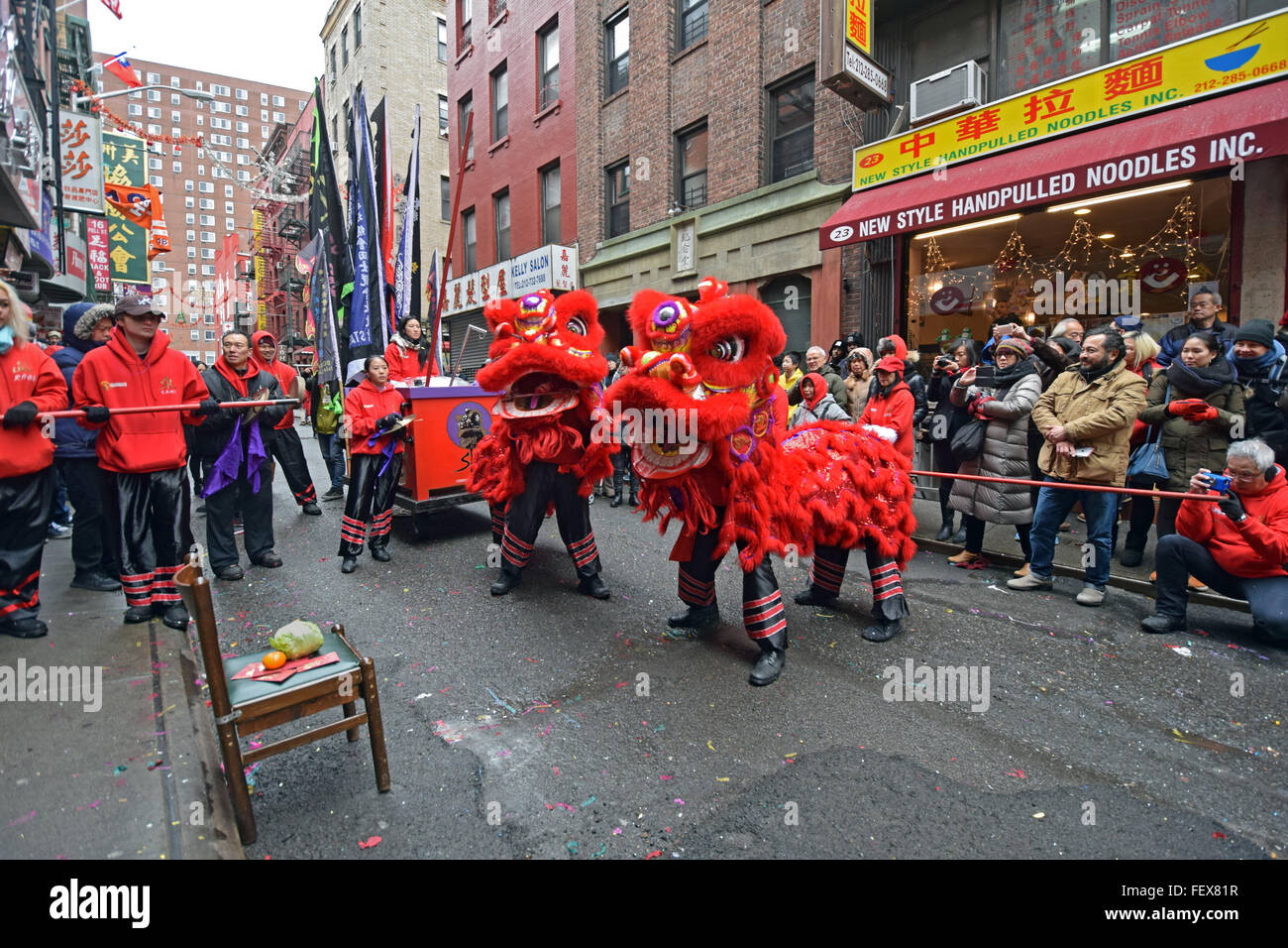 Un dragon dance al di fuori di un ristorante su Doyers Street a Chinatown di New York il nuovo anno lunare 2016. Foto Stock