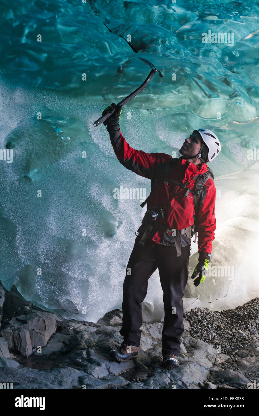 Ice Climber nella caverna di ghiaccio a Breidamerkurjokull Breiðamerkurjökull caverna di ghiaccio, la grotta dei cristalli in Vatnajökull National Park, Sud Est in Islanda in gennaio Foto Stock