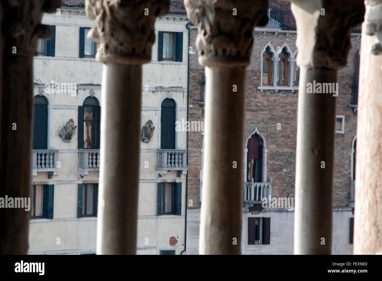 Colonne di balcone che si affaccia su palazzi sul Canal Grande Ca' d'Oro Venezia Italia Foto Stock