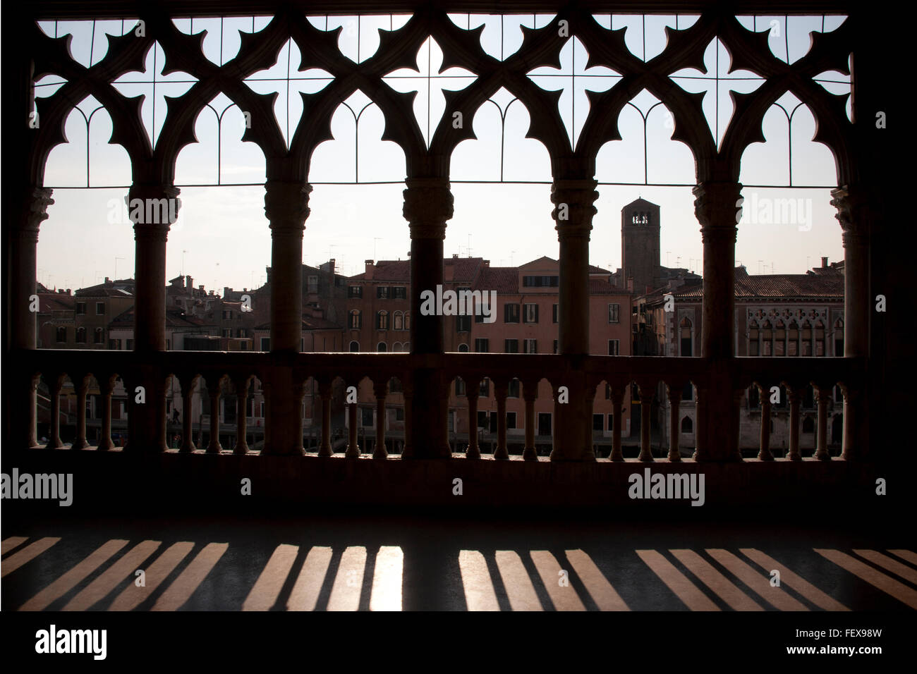 Balcone colonne ed archi con le ombre che si affaccia sul Canal Grande Ca' d'Oro Venezia Italia Foto Stock