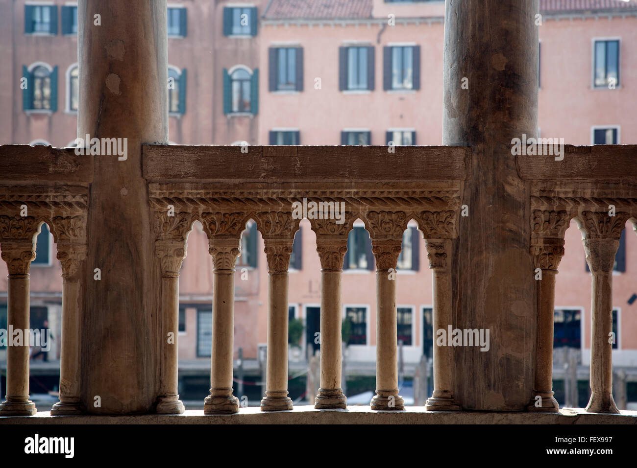 Colonne di balcone che si affaccia su palazzi sul Canal Grande Ca' d'Oro Venezia Italia Foto Stock