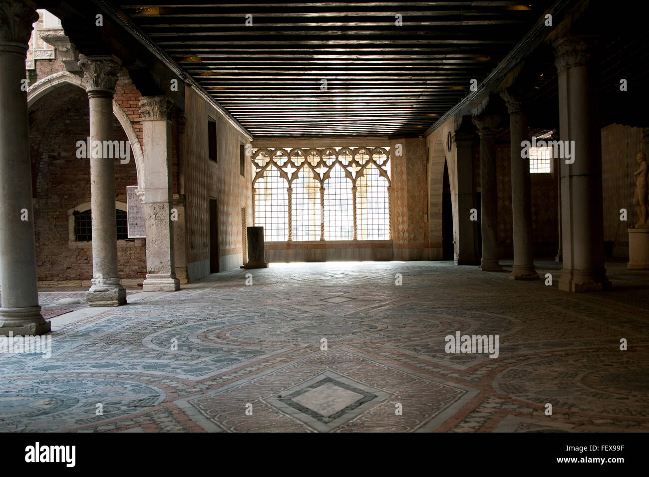 Loggia colonnata e hall di entrata o sottoportego de mezo in Ca' d'Oro Venezia Italia Foto Stock