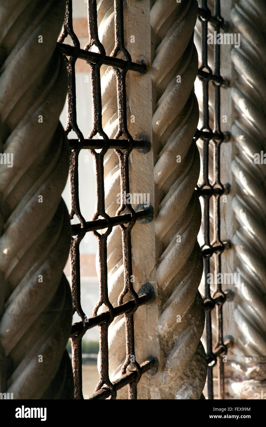 Torsione e aumento vertiginoso dei Solomonic colonne in Ca' d'Oro Venezia Italia Foto Stock
