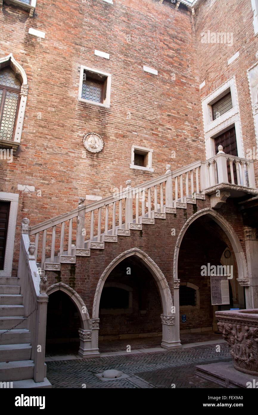 La scalinata d'ingresso nel piccolo cortile della Ca' d'Oro Canal Grande Venezia Italia Foto Stock