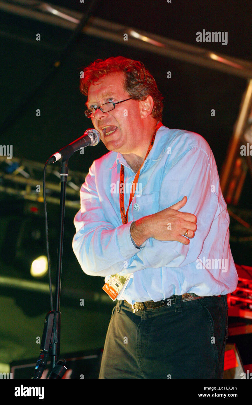 Anthony Howard "Tony" Wilson da Factory Records introducendo la felice lunedì fascia in vengono caricati nel parco festival 2004 Foto Stock