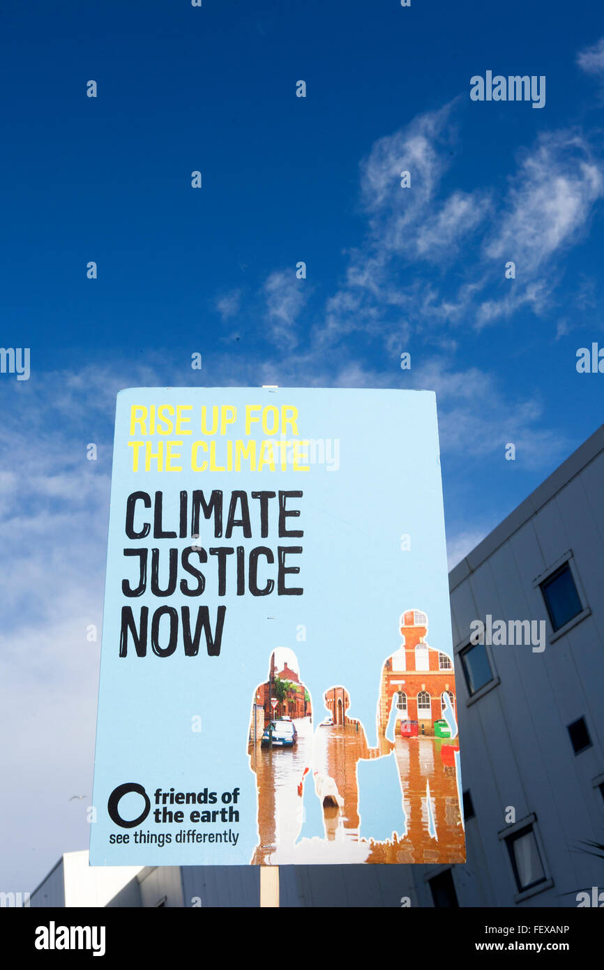 Blackpool, Lancashire, Regno Unito il 9 febbraio, 2016. I manifestanti contro la Cuadrilla appello per consentire shale gas - foratura o fracking è di essere deciso a questa audizione in Blackpool. Impresa energetica Cuadrilla è accattivante il rifiuto del Consiglio di consentire fracking su due siti in Plumpton & Roseacre boschi. La procedura che consente il Segretario di Stato a decidere il risultato in seguito al ricorso piuttosto che un governo ispettore di pianificazione, sarà utilizzato. Credito: Cernan Elias/Alamy Live News Foto Stock