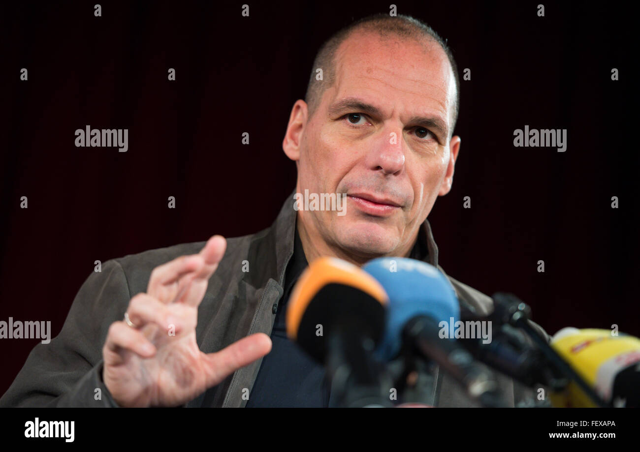 Berlino, Germania. 09Feb, 2016. Ex il ministro greco delle finanze Yanis Varoufakis offre commento nel corso di una conferenza stampa per la presentazione della sinistra-wing pan-europea di "democrazia in Europa il movimento 2025' (DiEM 25) di Berlino, Germania, 09 febbraio 2016. Foto: BERND VON JUTRCZENKA/dpa/Alamy Live News Foto Stock