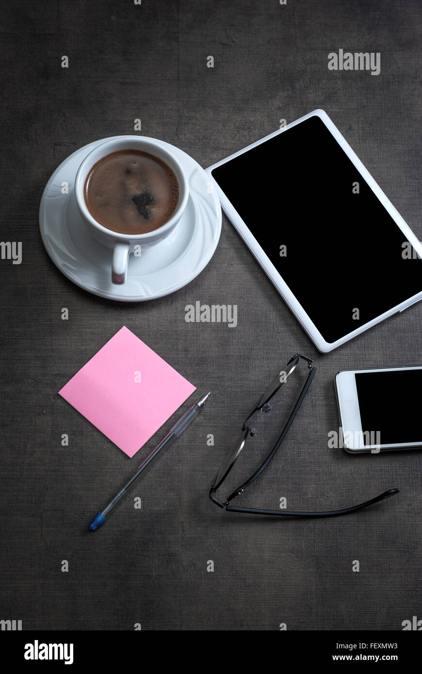 Concetto di ufficio con schermi in bianco su sfondo di legno dal di sopra Foto Stock