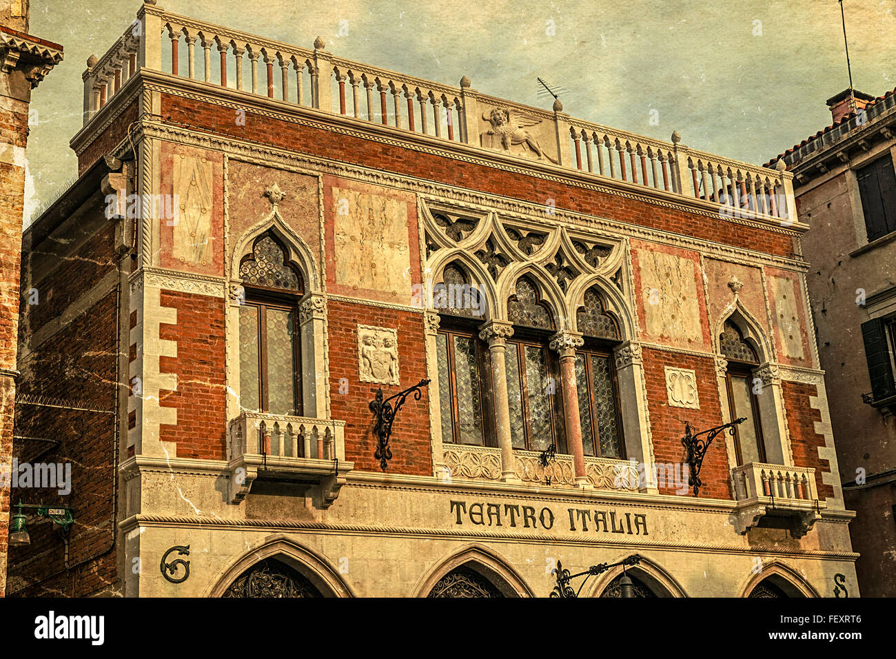 Vecchia cartolina con Italia facciata del teatro a Venezia, Italia. Elaborazione vintage. Foto Stock