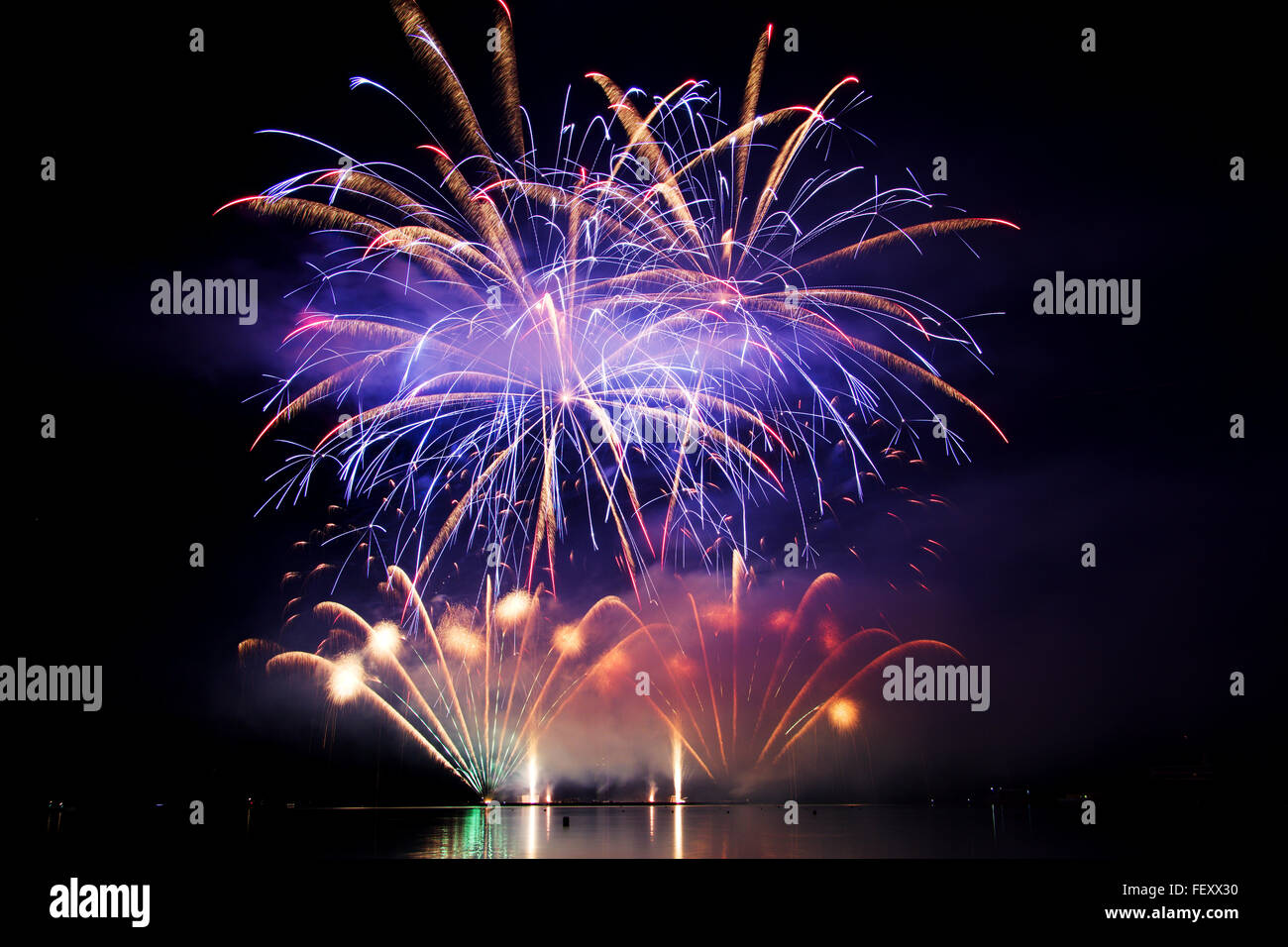 Parole chiave: fuochi d'artificio, fuochi d'artificio, celebrazione, nuovo anno, eve, sfondo, indipendenza, luce colorata, nero, sky, celebrare, Foto Stock