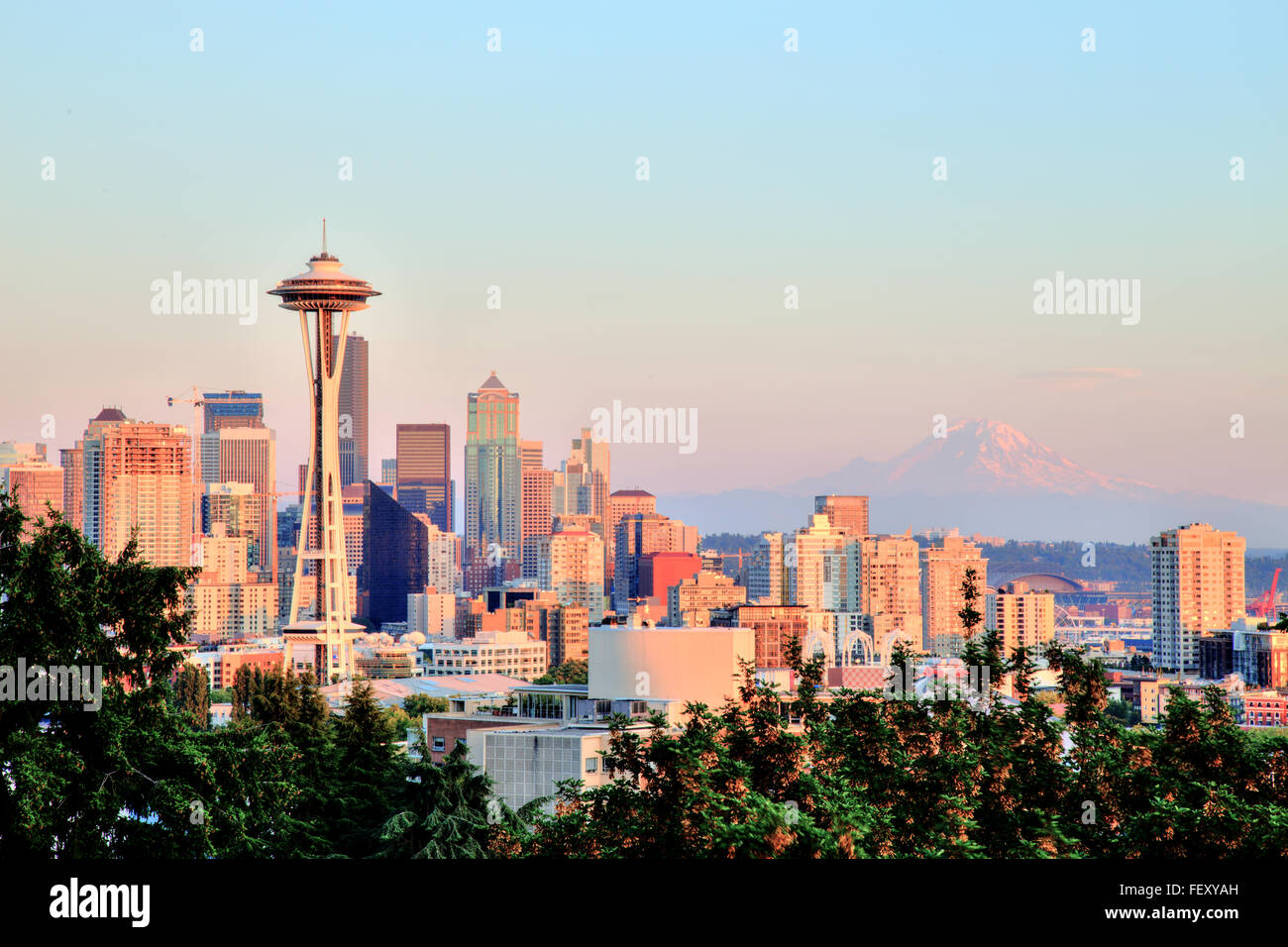 Seattle Cityscape con Mt. Rainier in background al tramonto, Washington, Stati Uniti d'America Foto Stock