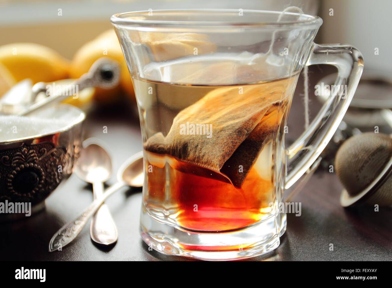 Calda tazza di tè con un sacchetto da tè all'interno Foto Stock