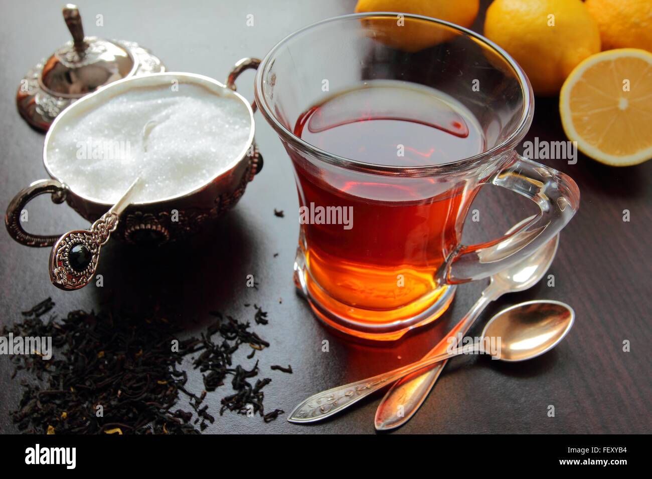 Tazza di tè con zucchero e limoni freschi Foto Stock