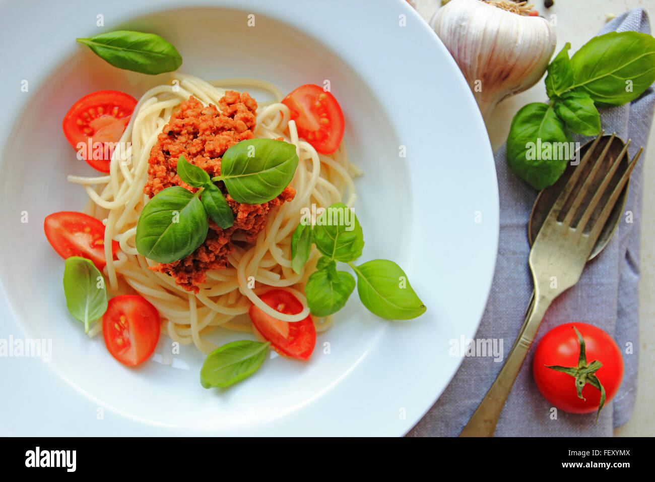 Spaghetti con la carne con il ragù alla bolognese con basilico fresco leafs Foto Stock