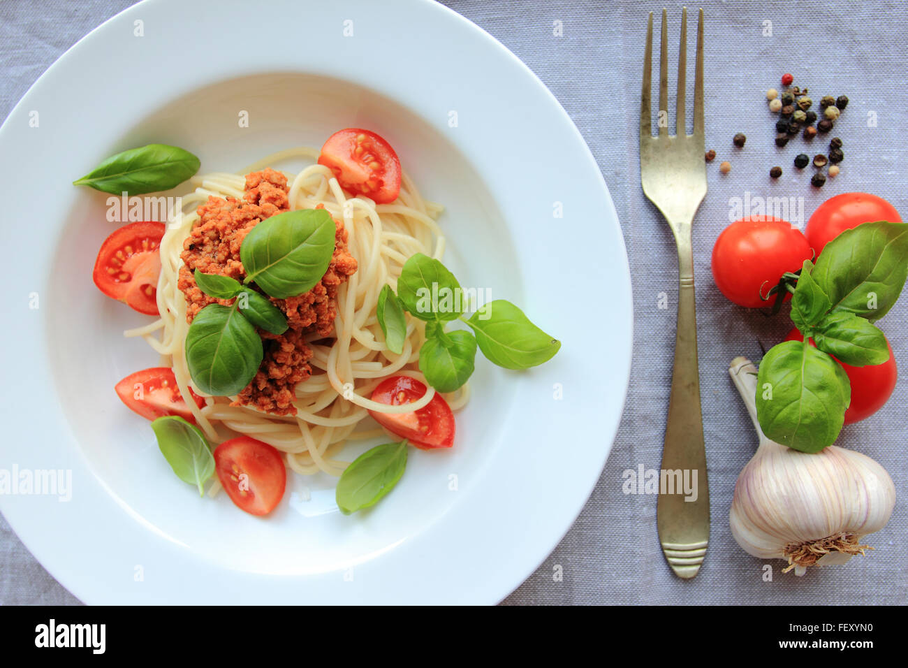 Spaghetti con la carne sulla base di ragù alla bolognese con basilico fresco sulla piastra bianca Foto Stock