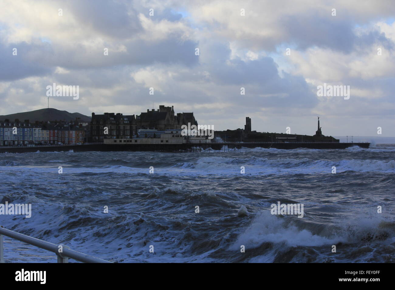 Aberystwyth, Wales, Regno Unito. Il 9 febbraio, 2016. Regno Unito meteo. I postumi di una gran tempesta 'big clean up' Credit: mike davies/Alamy Live News Foto Stock